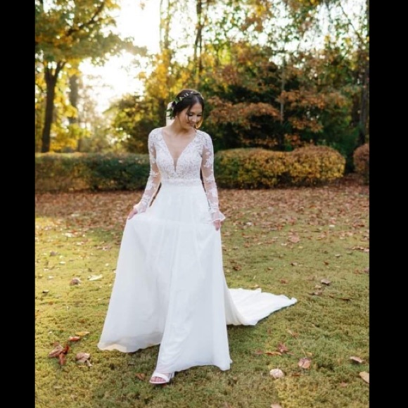 Open back, A-line  with flared cuffs and plunging neckline. - Picture 11 of 16